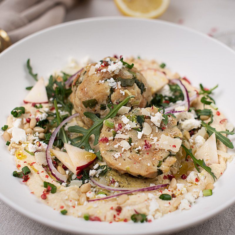 Würzige Bärlauchknödel auf einem bunten Salat mit Bärlauchcreme & Hummus