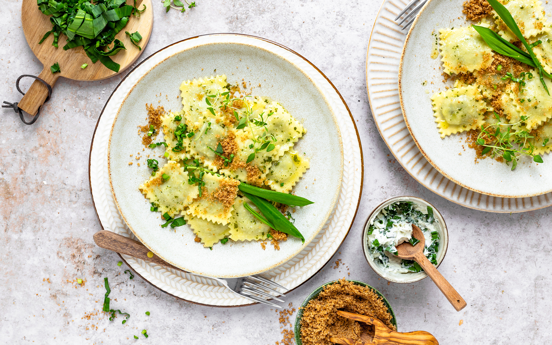 Bärlauch Ravioli in Kräuterbutter und Knusperbrösel