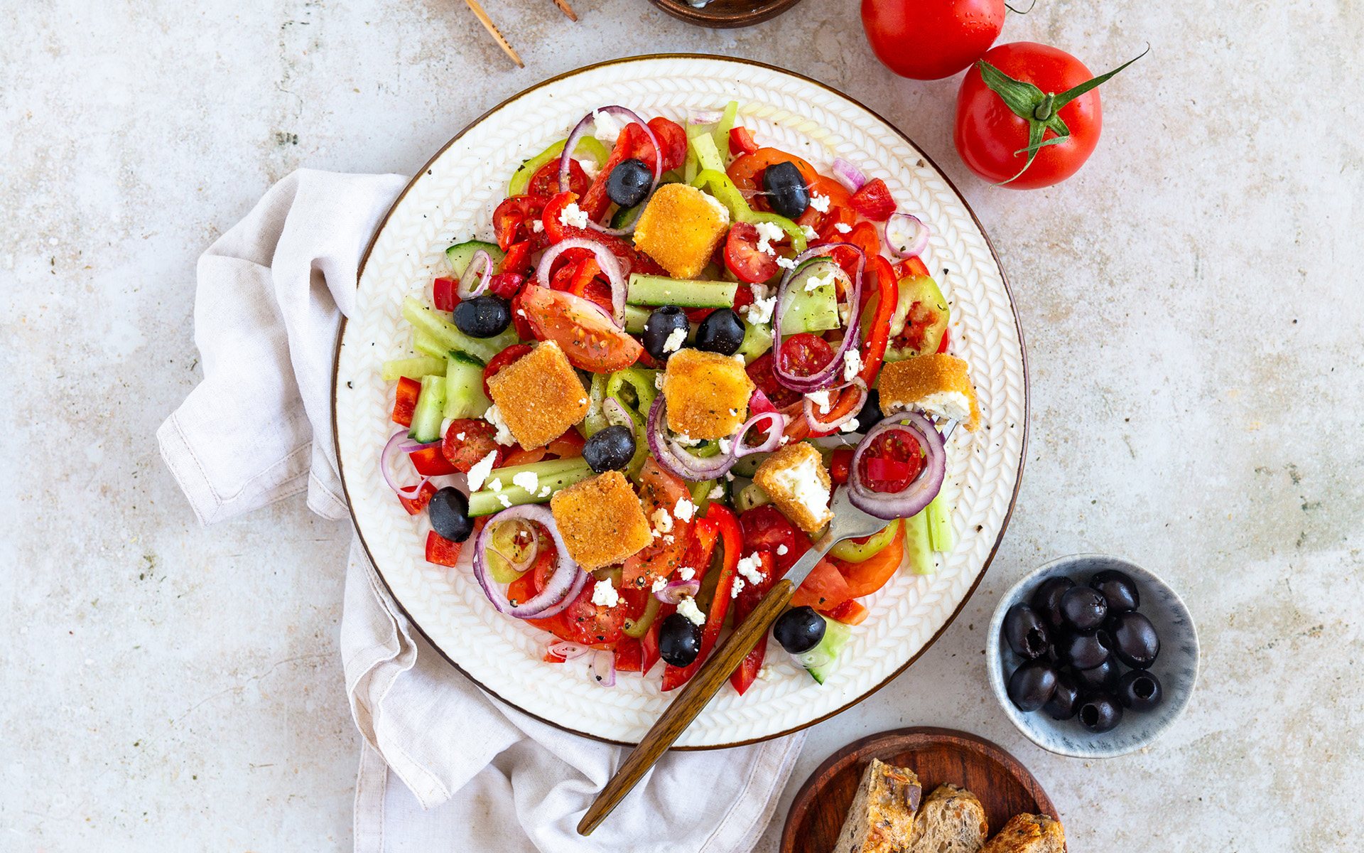 Griechischer Salat mit knusprigen Feta-Würfeln