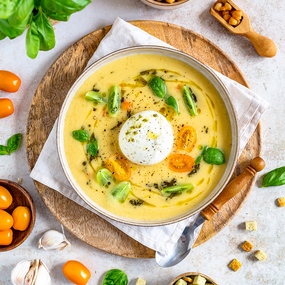 Kalte gelbe Tomatensuppe