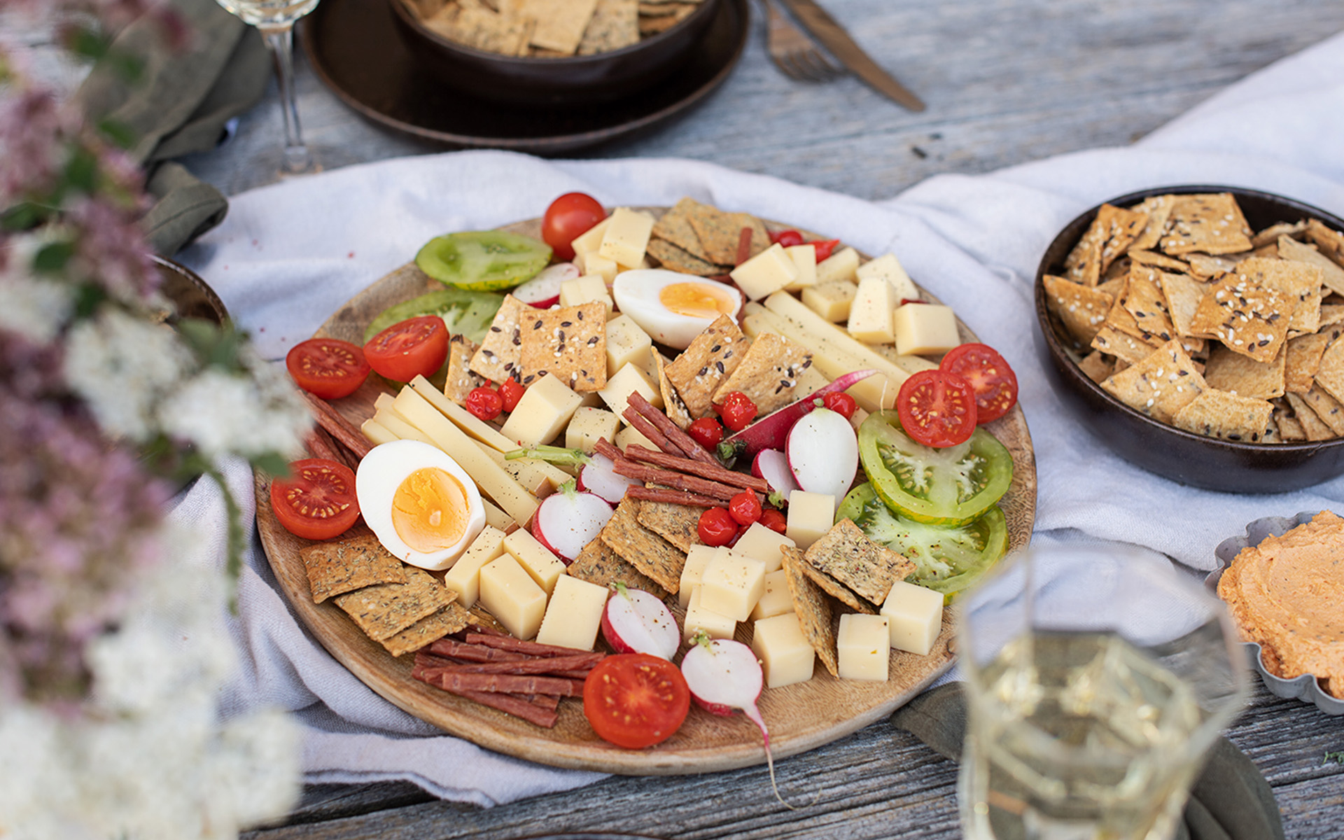 Alm Käse Snackplatte mit Crackern & Dips