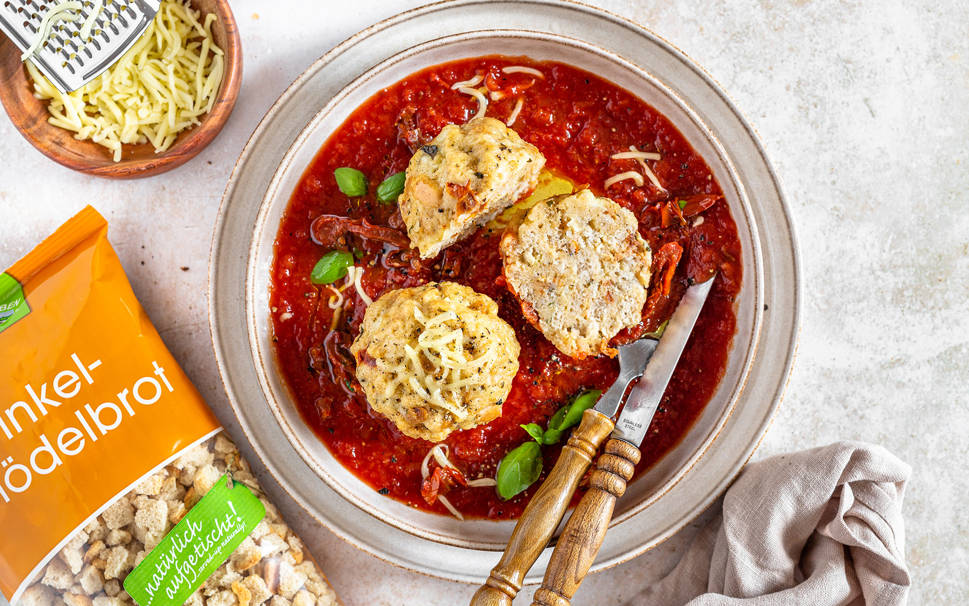 Pizza-Semmelknödel mit Tomatensauce