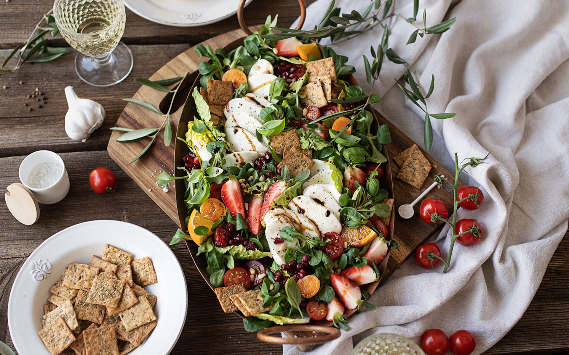 Italienischer Sommersalat mit Mozzarella