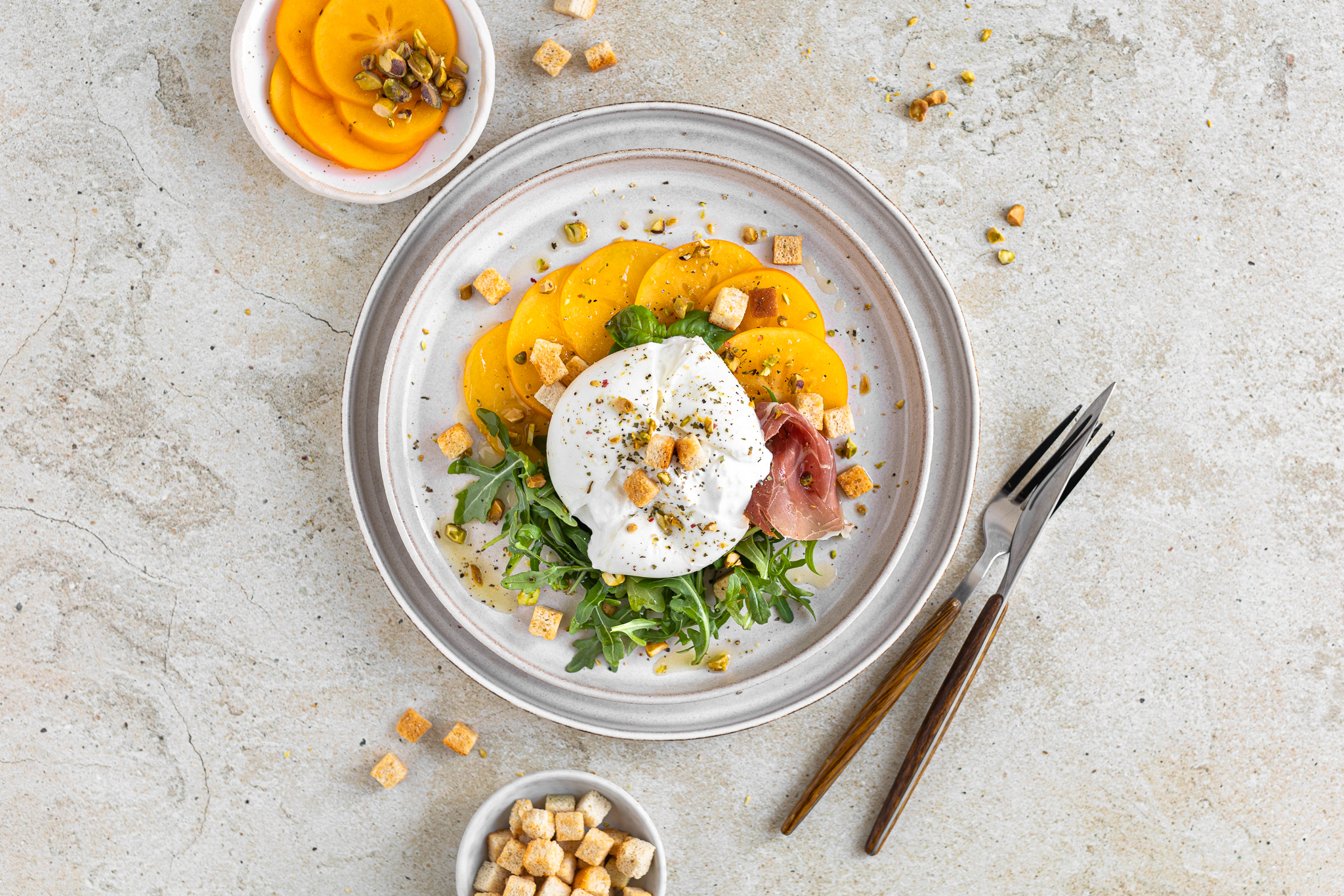 Khaki-Carpaccio mit Croutons 