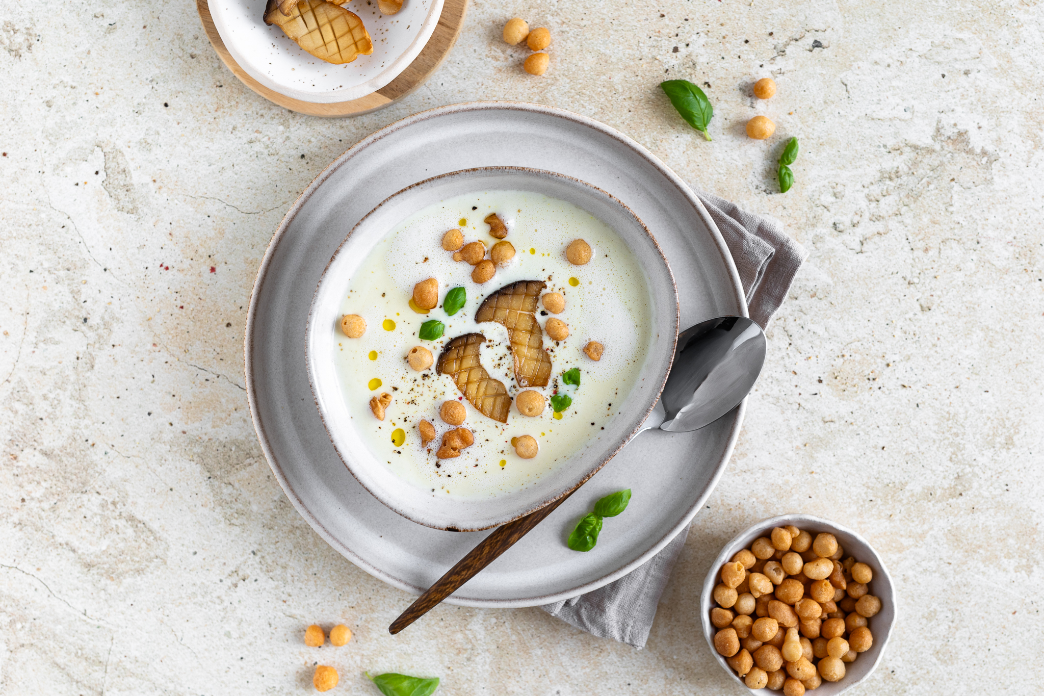 Parmesansuppe mit gebratenen Kräuterseitlingen