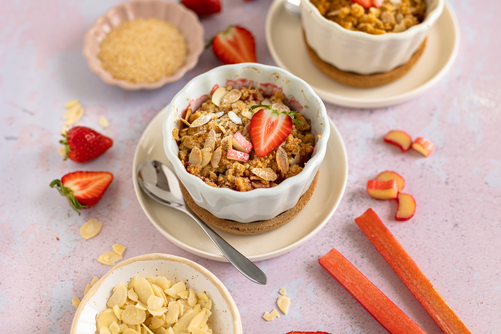 Erdbeer-Rhabarber-Crumble mit knusprigen Dinkelsemmelbrösel-Streuseln