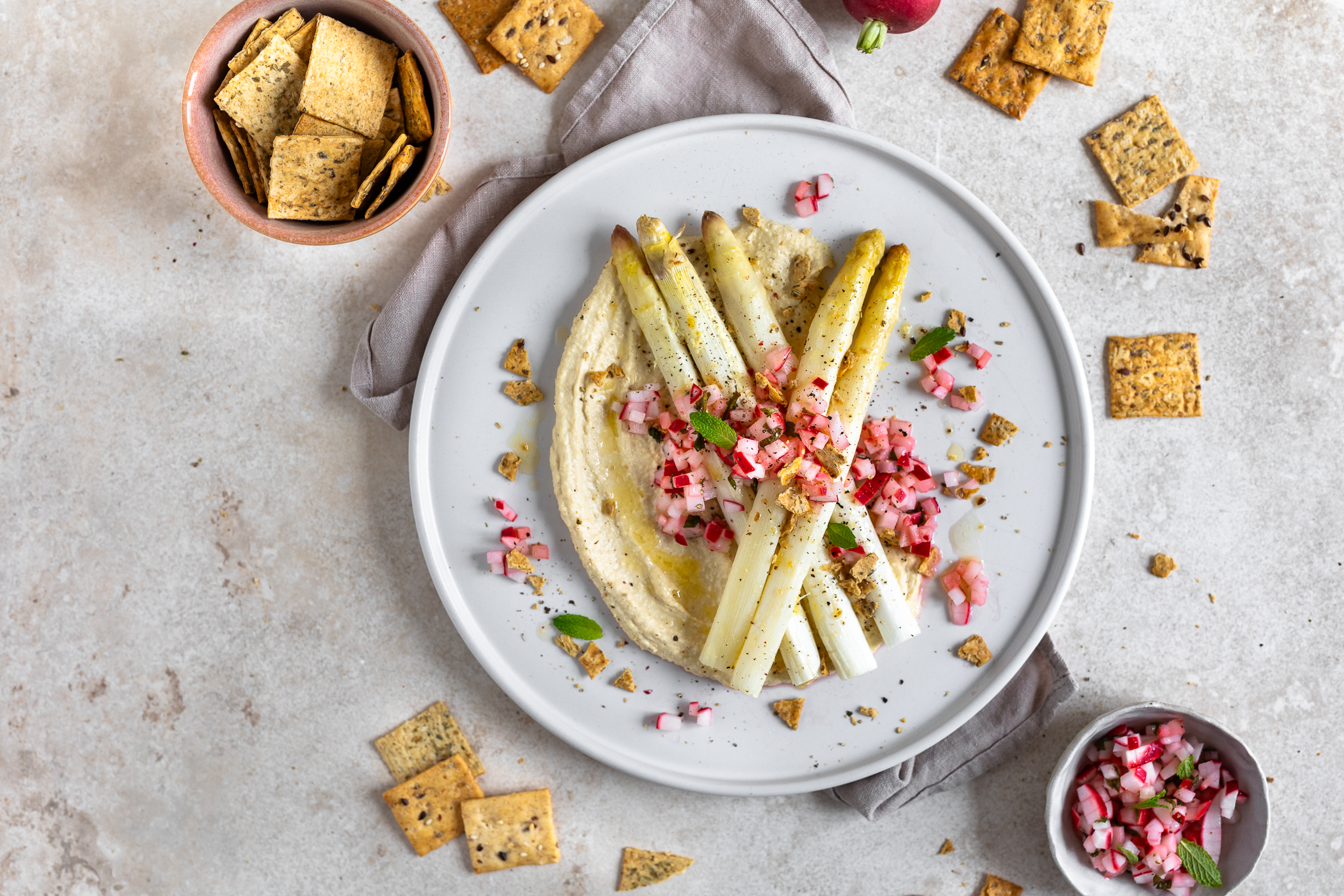 Weißer Spargel aus dem Ofen mit Radieschensalsa