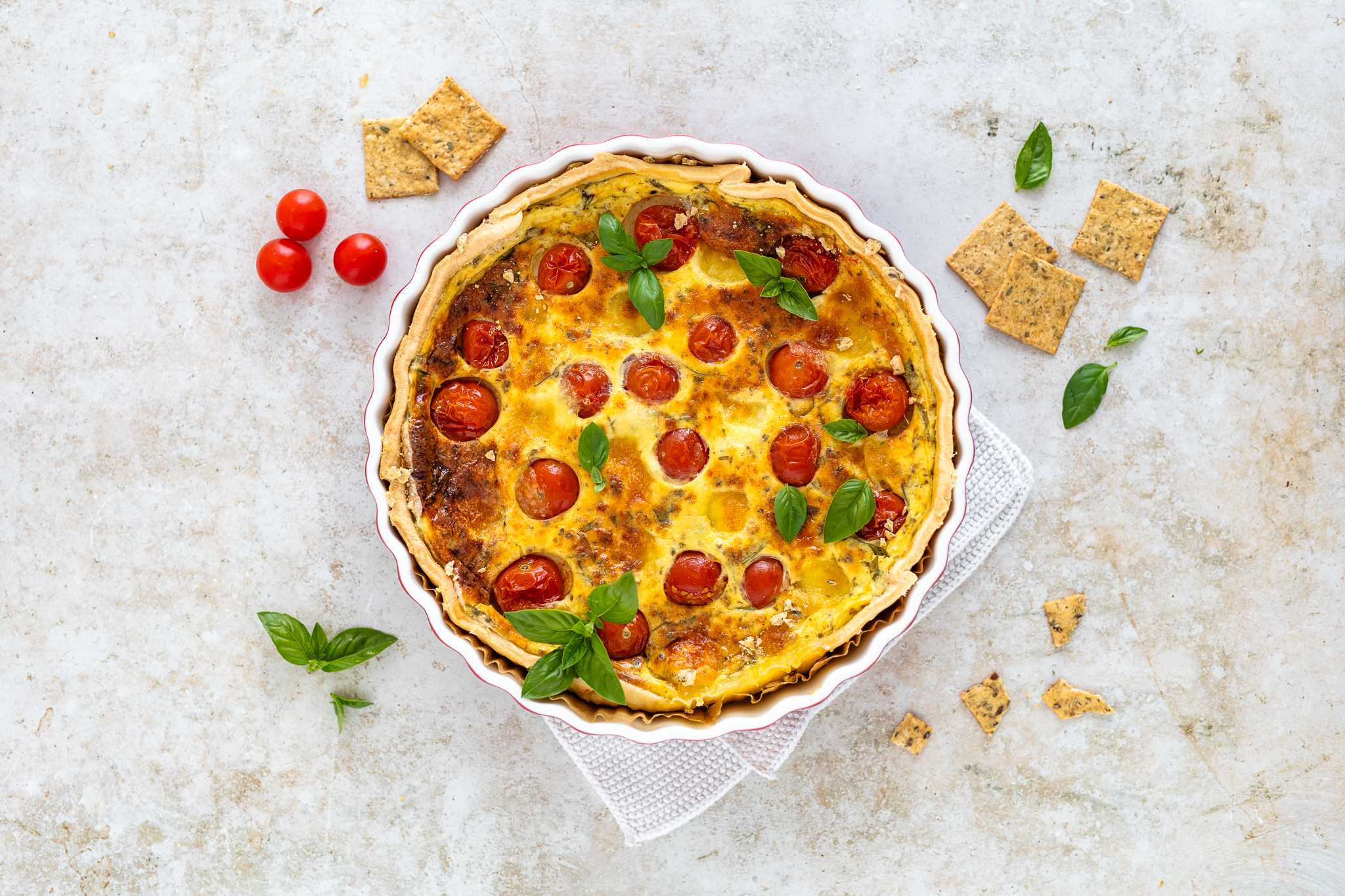 Caprese-Quiche mit Topfen-Blätterteig und LAND-LEBEN Bio Dinkel Crackern