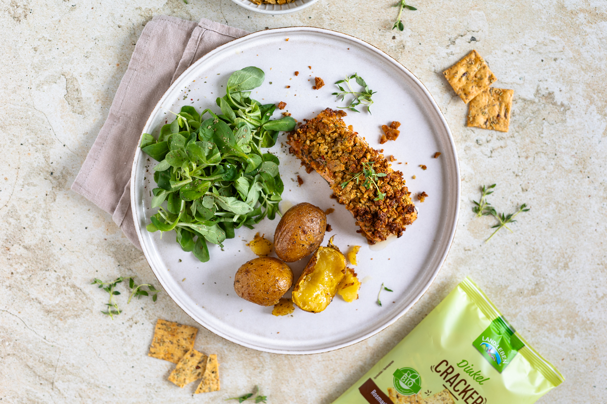 Lachsfilet mit Kräuter-Cracker-Kruste & Rosmarin-Kartoffeln